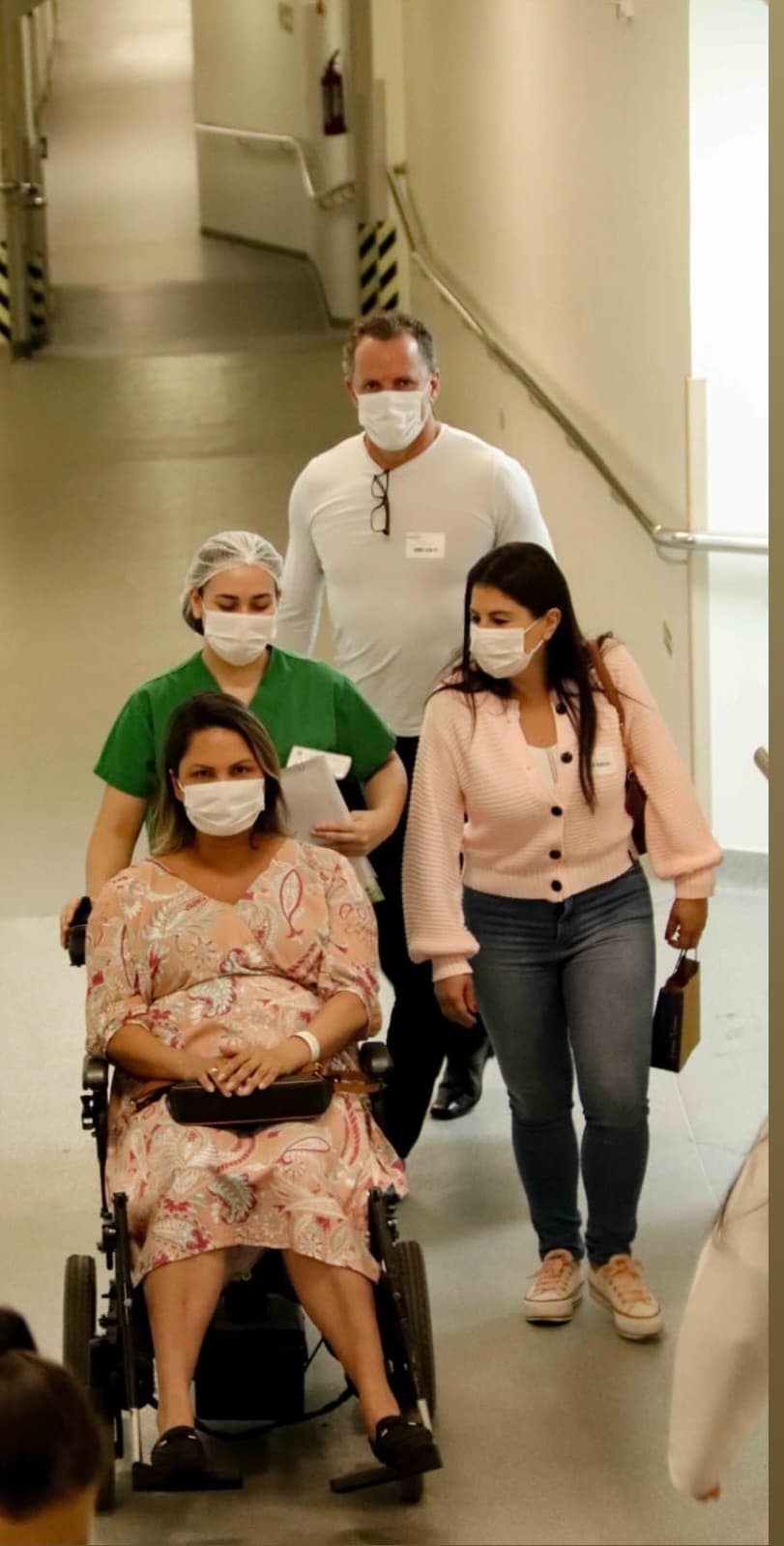 Familia dando entrada no hospital para parto
